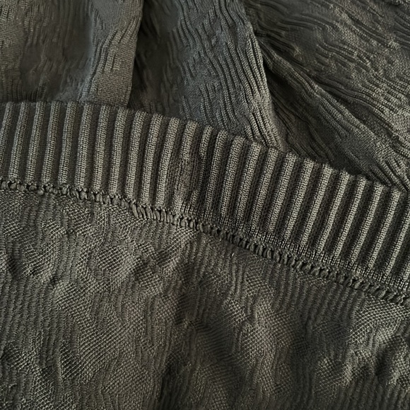 Lululemon Women’s Black Long Sleeve Athletic Top Textured Active Size 4 - Picture 5 of 5